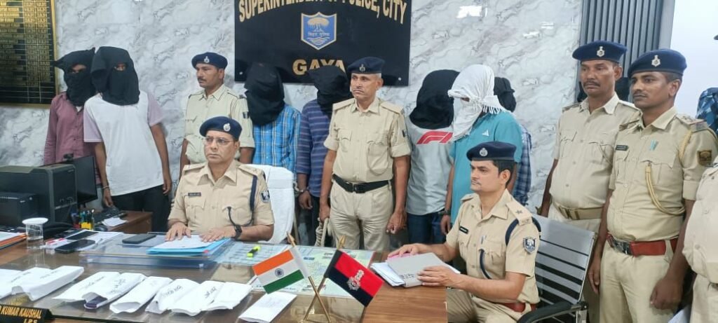 गया में साइबर ठग गिरोह का भंडाफोड़, 8 गिरफ्तार, 24 मोबाइल और ATM कार्ड बरामद