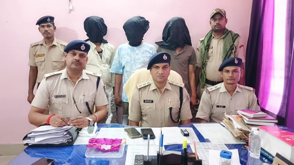 गया में चेन स्नैचिंग गिरोह का भंडाफोड़, तीन अपराधी गिरफ्तार – एक ज्वेलरी शॉप संचालक भी शामिल