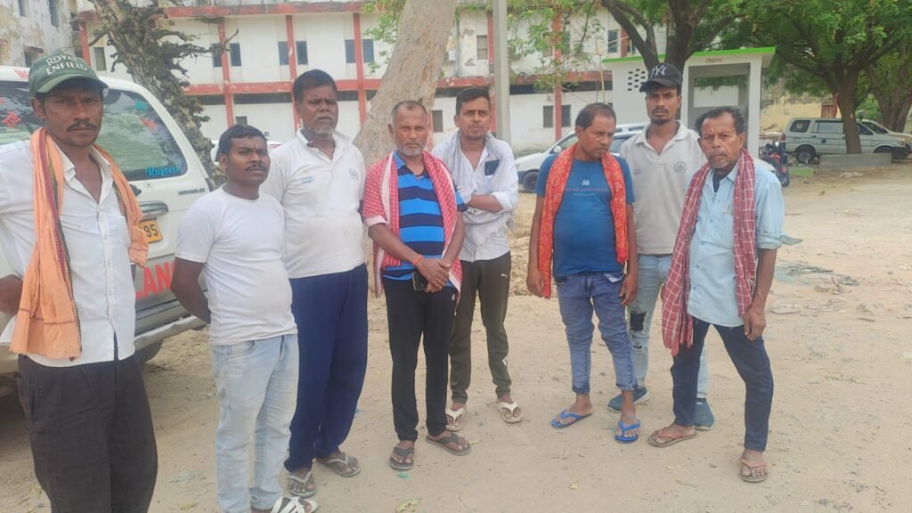 गया: डुमरिया स्वास्थ्य केंद्र में चपरासी की संदिग्ध परिस्थिति में मौत, परिजनों ने स्टाफ पर लगाया गला दबाकर हत्या का सनसनीखेज आरोप 9 img 20250427 wa00144688540969156793425 गया: डुमरिया स्वास्थ्य केंद्र में चपरासी की संदिग्ध परिस्थिति में मौत, परिजनों ने स्टाफ पर लगाया गला दबाकर हत्या का सनसनीखेज आरोप