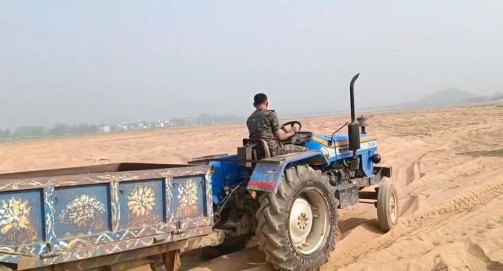 भारी छापेमारी में अवैध बालू से लदे 14 ट्रैक्टर जब्त, खनन माफियाओं में मचा हड़कंप 8 screenshot 20250421 2210593254326337820973182 भारी छापेमारी में अवैध बालू से लदे 14 ट्रैक्टर जब्त, खनन माफियाओं में मचा हड़कंप