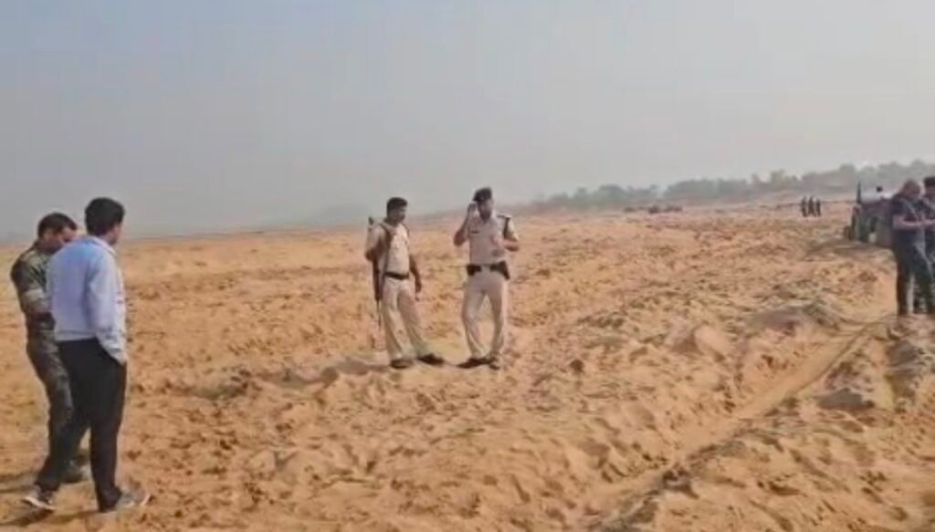 भारी छापेमारी में अवैध बालू से लदे 14 ट्रैक्टर जब्त, खनन माफियाओं में मचा हड़कंप 9 screenshot 20250421 221113777039257308429343 भारी छापेमारी में अवैध बालू से लदे 14 ट्रैक्टर जब्त, खनन माफियाओं में मचा हड़कंप