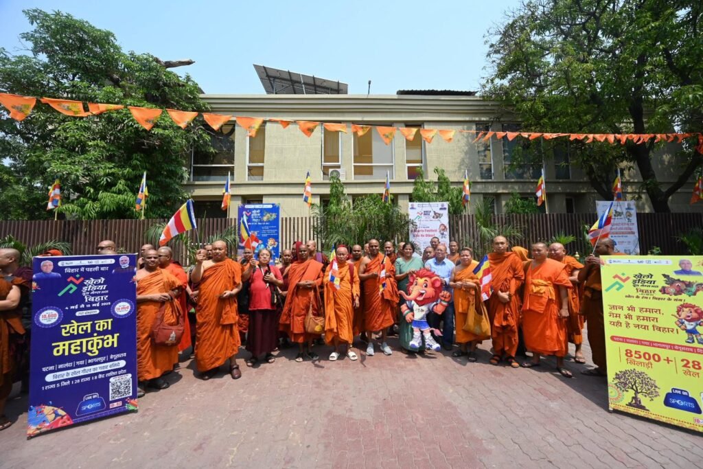 खेलो इंडिया यूथ गेम्स में शामिल होने बोधगया से पटना रवाना हुए 137 बौद्ध भिक्षु