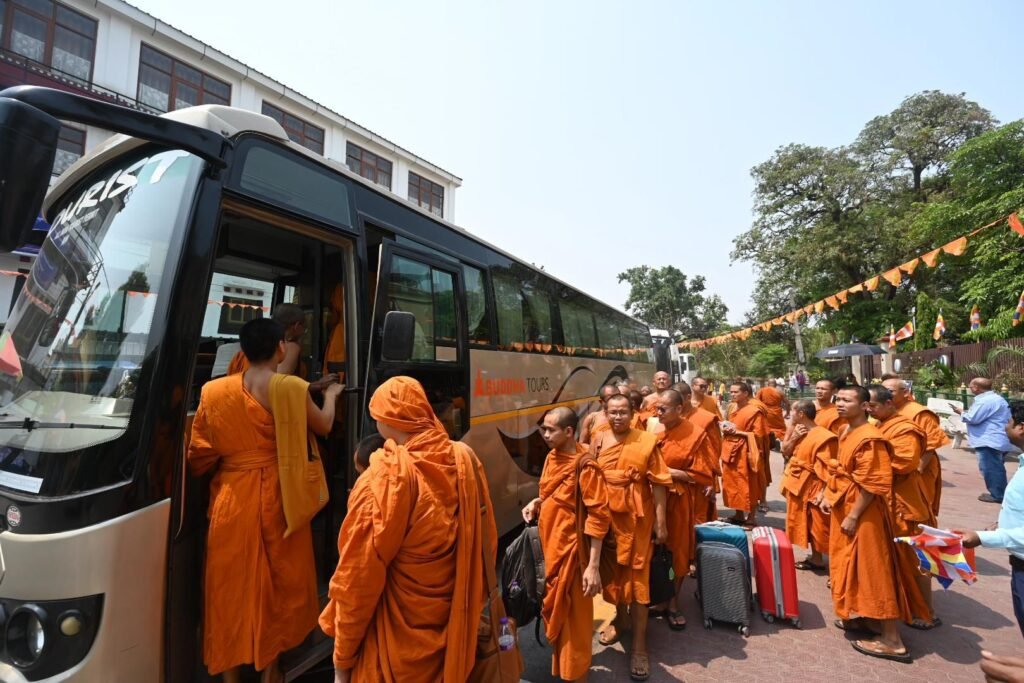 खेलो इंडिया यूथ गेम्स में शामिल होने बोधगया से पटना रवाना हुए 137 बौद्ध भिक्षु 9 img 20250503 wa00134660419589788497118 खेलो इंडिया यूथ गेम्स में शामिल होने बोधगया से पटना रवाना हुए 137 बौद्ध भिक्षु