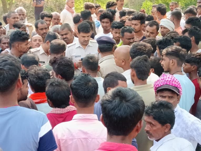 गया में ड्यूटी पर जा रहे युवक की सड़क हादसे में मौत, आक्रोशित ग्रामीणों ने शव उठाने से किया इंकार 8 img 20250504 wa00157384727274787324137 गया में ड्यूटी पर जा रहे युवक की सड़क हादसे में मौत, आक्रोशित ग्रामीणों ने शव उठाने से किया इंकार