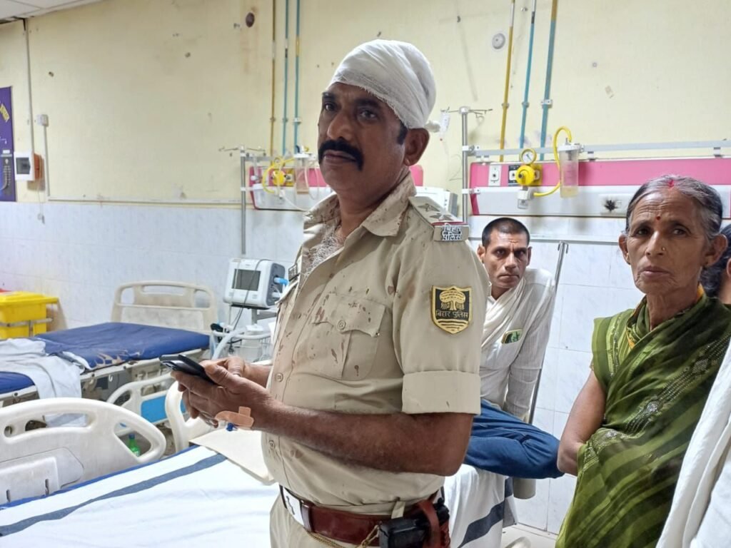 बोधगया में नशे में धुत बारातियों ने मचाया तांडव: दरोगा को पीटकर किया लहूलुहान, महिला सिपाही ने नदी में भागकर बचाई जान, ड्राइवर गाड़ी लेकर फरार 9 img 20250505 wa00217723360759179818070 बोधगया में नशे में धुत बारातियों ने मचाया तांडव: दरोगा को पीटकर किया लहूलुहान, महिला सिपाही ने नदी में भागकर बचाई जान, ड्राइवर गाड़ी लेकर फरार