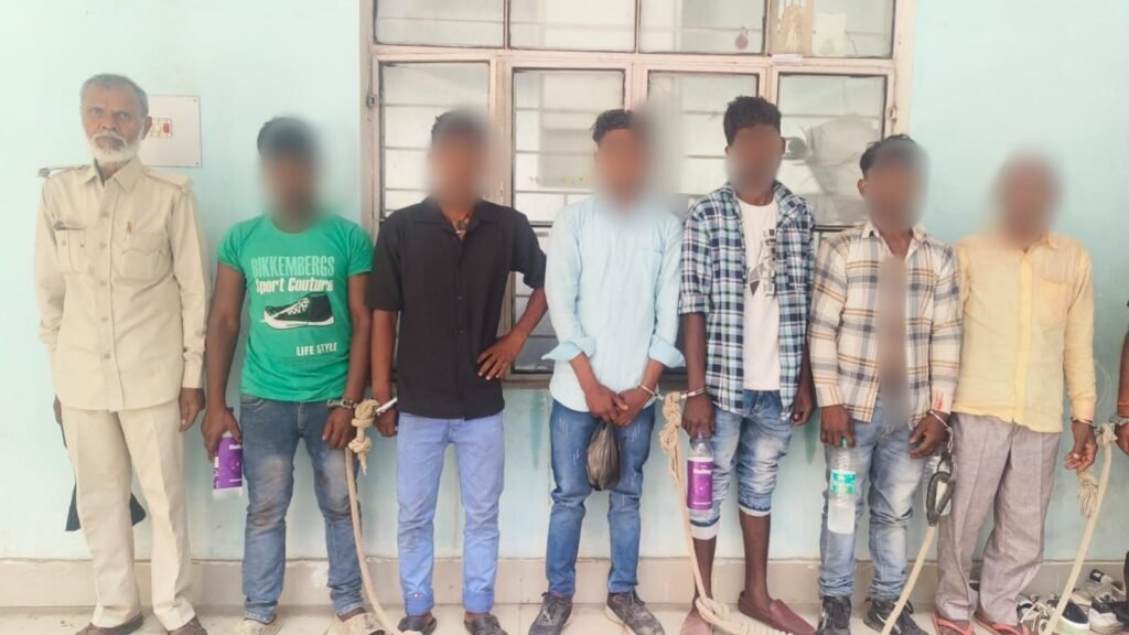 बोधगया में नशे में धुत बारातियों ने मचाया तांडव: दरोगा को पीटकर किया लहूलुहान, महिला सिपाही ने नदी में भागकर बचाई जान, ड्राइवर गाड़ी लेकर फरार 11 img 20250505 wa00242182594663928368234 बोधगया में नशे में धुत बारातियों ने मचाया तांडव: दरोगा को पीटकर किया लहूलुहान, महिला सिपाही ने नदी में भागकर बचाई जान, ड्राइवर गाड़ी लेकर फरार