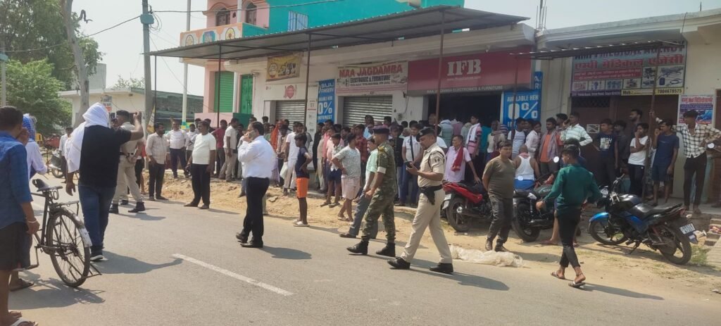 टेउसा बाजार में 6 लाख की चोरी के बाद फूटा गुस्सा: पुलिस 5 घंटे तक नदारद, सड़क जाम कर फूटा व्यापारियों का आक्रोश