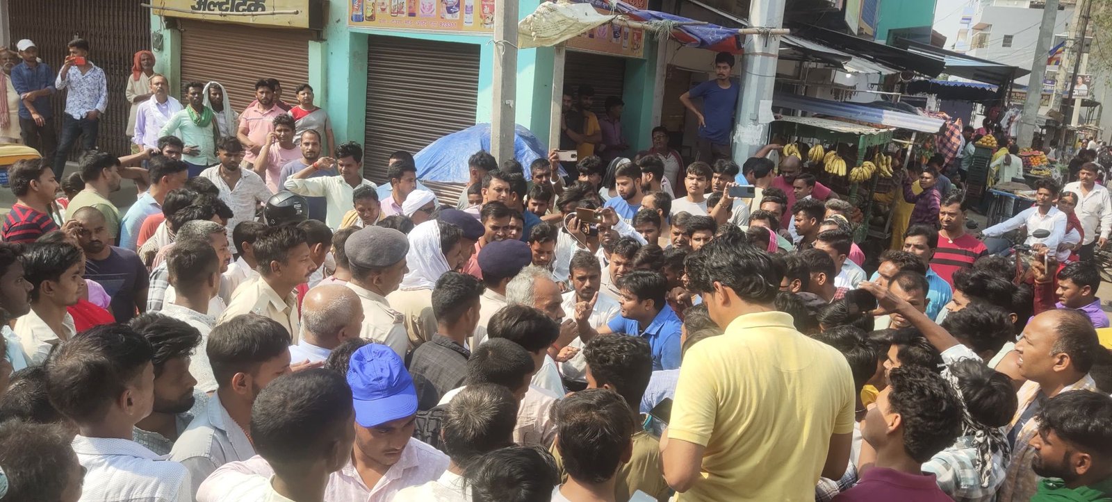 टेउसा बाजार में 6 लाख की चोरी के बाद फूटा गुस्सा: पुलिस 5 घंटे तक नदारद, सड़क जाम कर फूटा व्यापारियों का आक्रोश 8 img 20250510 wa00514953184054904231391 टेउसा बाजार में 6 लाख की चोरी के बाद फूटा गुस्सा: पुलिस 5 घंटे तक नदारद, सड़क जाम कर फूटा व्यापारियों का आक्रोश