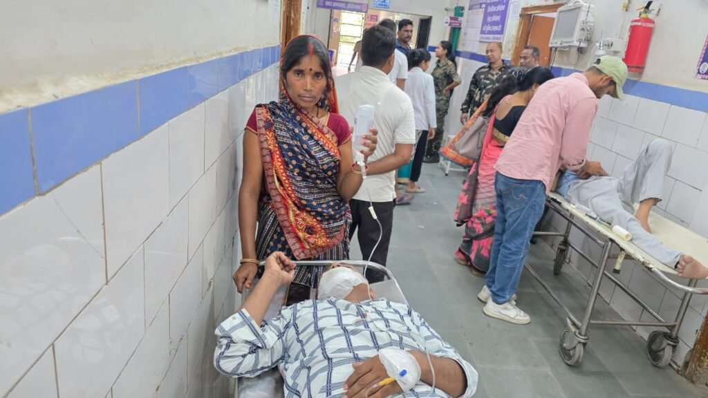 तेज रफ्तार ऑटो की टक्कर से बाइक सवार तीन मजदूर घायल, एक की हालत गंभीर