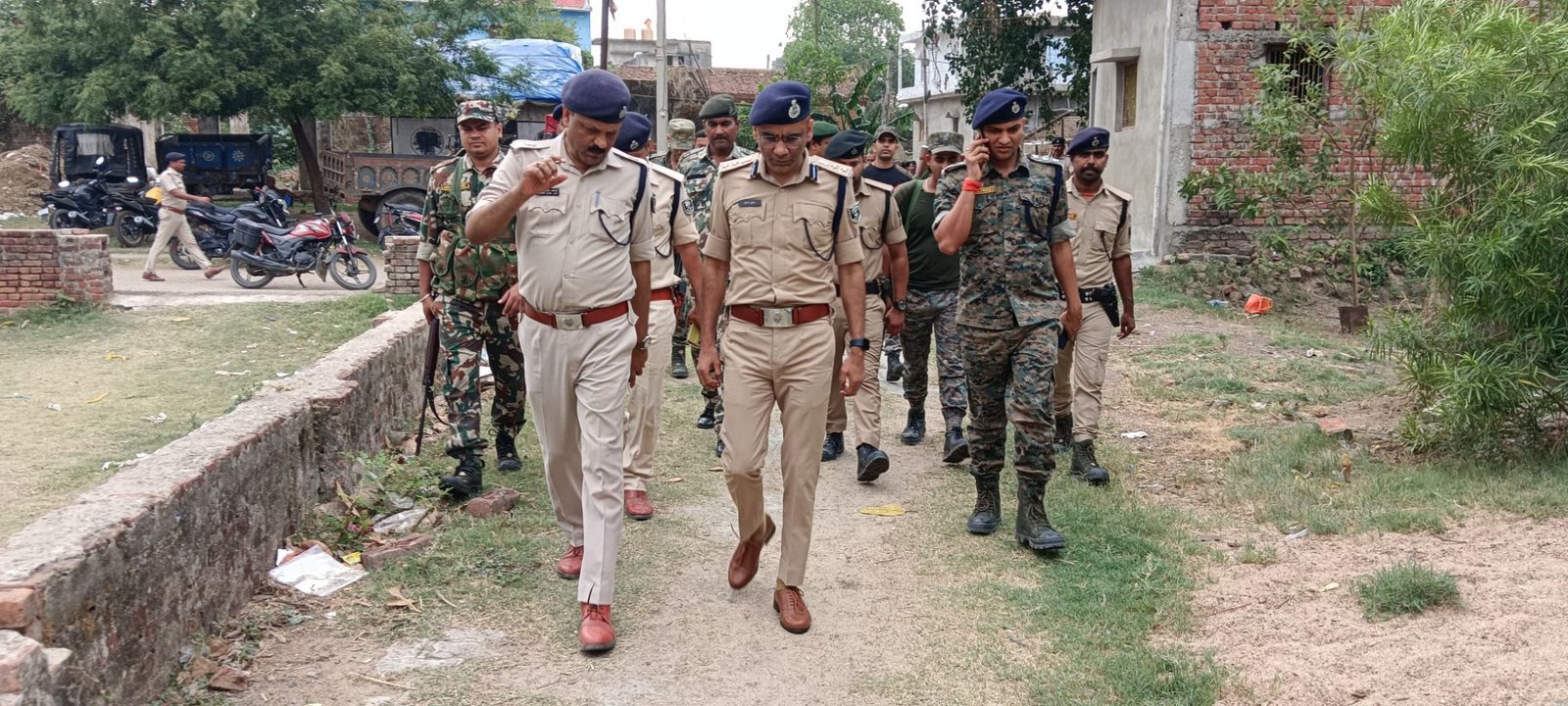 वजीरगंज डबल मर्डर केस: जमीन विवाद में पिता-पुत्र की हत्या, मृतक के चाचा गुड्डू सिंह गिरफ्तार 11 img 20250517 wa0043895772566925682356 वजीरगंज डबल मर्डर केस: जमीन विवाद में पिता-पुत्र की हत्या, मृतक के चाचा गुड्डू सिंह गिरफ्तार