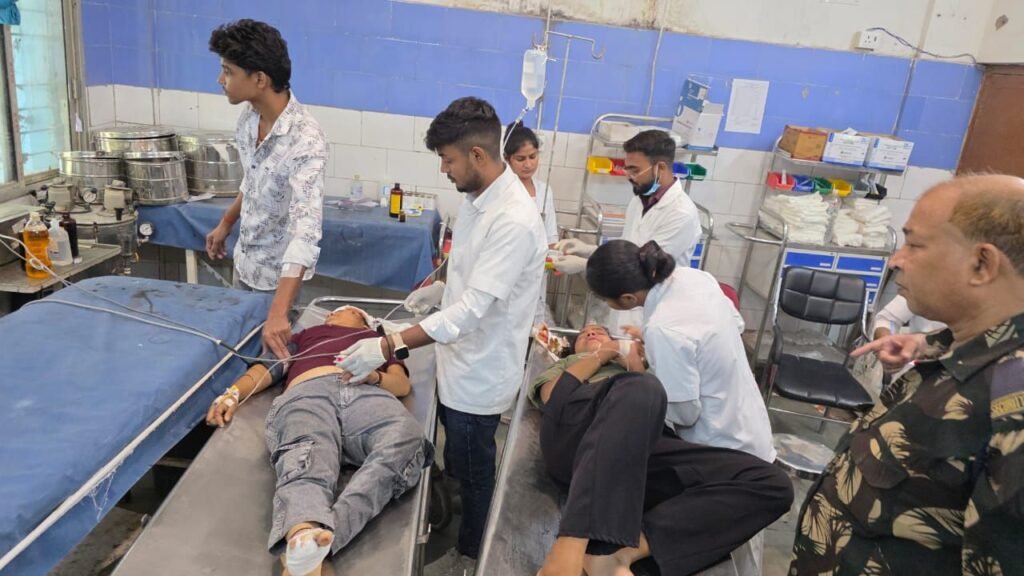औरंगाबाद में आंधी के दौरान पेड़ गिरने से भाई-बहन गंभीर रूप से घायल, कंप्यूटर क्लास से लौट रहे थे घर