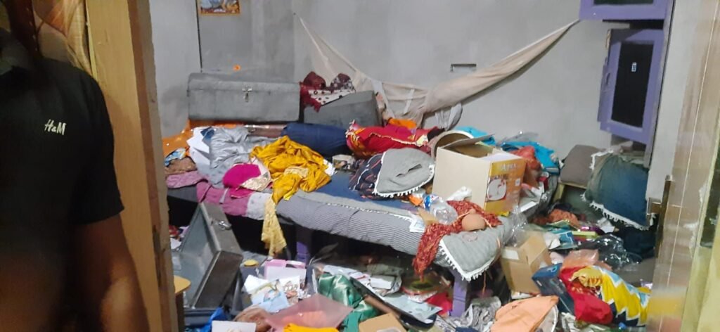 पुलिस की वर्दी में पहुंचे अपराधियों ने बेलागंज में मचाया आतंक, पूरे परिवार को बंधक बना 10 लाख की संपत्ति लूटकर फरार 9 img 20250521 wa00243411053952375673065 पुलिस की वर्दी में पहुंचे अपराधियों ने बेलागंज में मचाया आतंक, पूरे परिवार को बंधक बना 10 लाख की संपत्ति लूटकर फरार