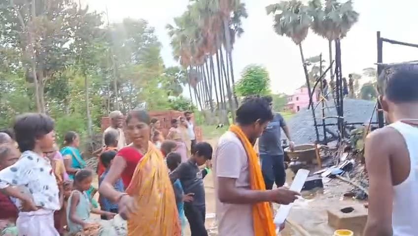 गया: पाईबिगहा के सुरौधा गांव में शॉर्ट सर्किट से लगी आग, सैकड़ों मुर्गा, अनाज और नगदी जलकर राख 9 img 20250530 wa00128895694374797928193 गया: पाईबिगहा के सुरौधा गांव में शॉर्ट सर्किट से लगी आग, सैकड़ों मुर्गा, अनाज और नगदी जलकर राख