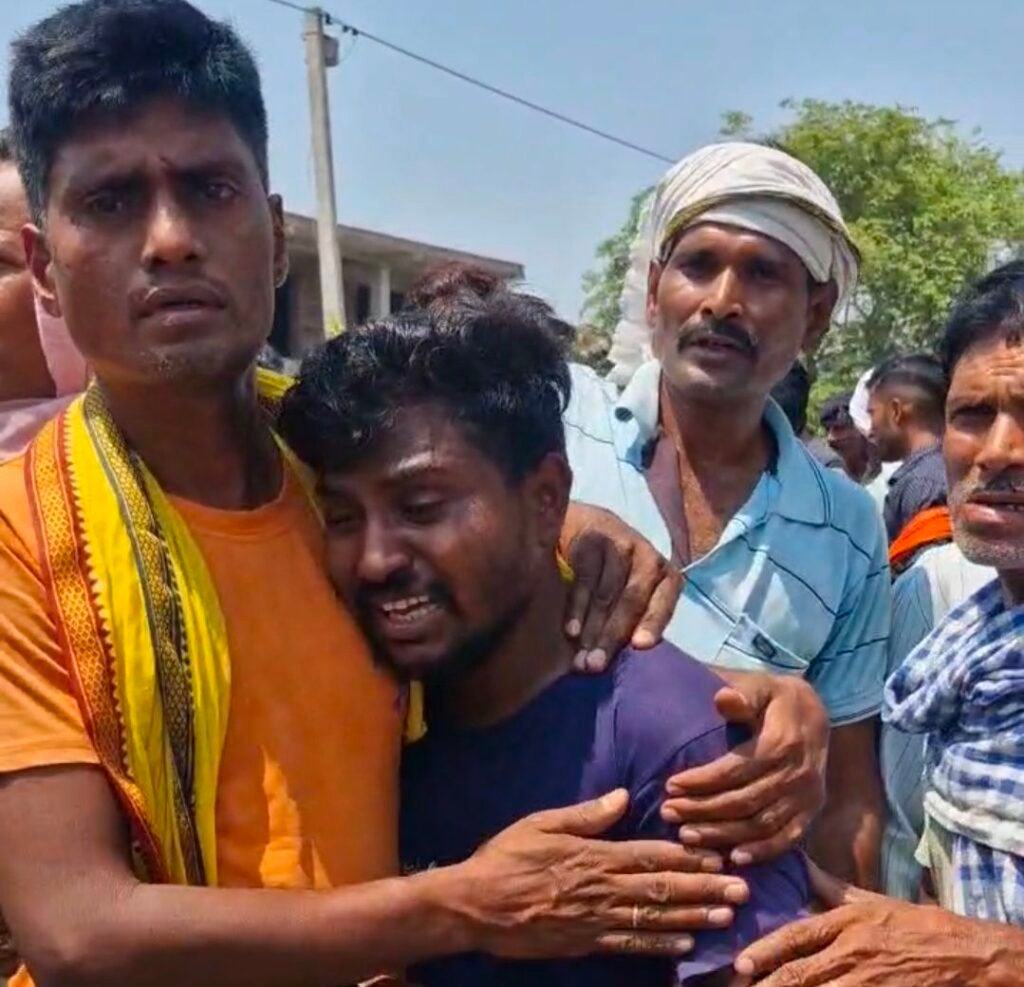 तेज रफ्तार पिकअप ने आइसक्रीम बेचने जा रहे वृद्ध को कुचला, मौके पर ही मौत; सड़क जाम कर परिजनों ने किया हंगामा 9 screenshot 20250508 2201454738878227517355436 तेज रफ्तार पिकअप ने आइसक्रीम बेचने जा रहे वृद्ध को कुचला, मौके पर ही मौत; सड़क जाम कर परिजनों ने किया हंगामा