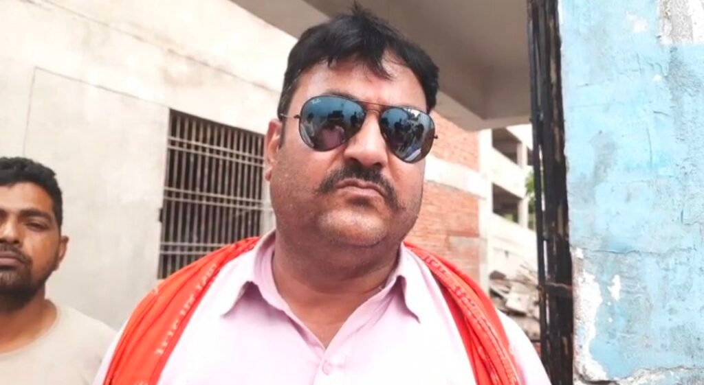 औरंगाबाद में युवक की पिटाई: महापुरुषों पर अभद्र टिप्पणी का विरोध करना युवक को पड़ा भारी, पुलिस जांच में जुटी 9 screenshot 20250522 0745127388839278609903659 औरंगाबाद में युवक की पिटाई: महापुरुषों पर अभद्र टिप्पणी का विरोध करना युवक को पड़ा भारी, पुलिस जांच में जुटी