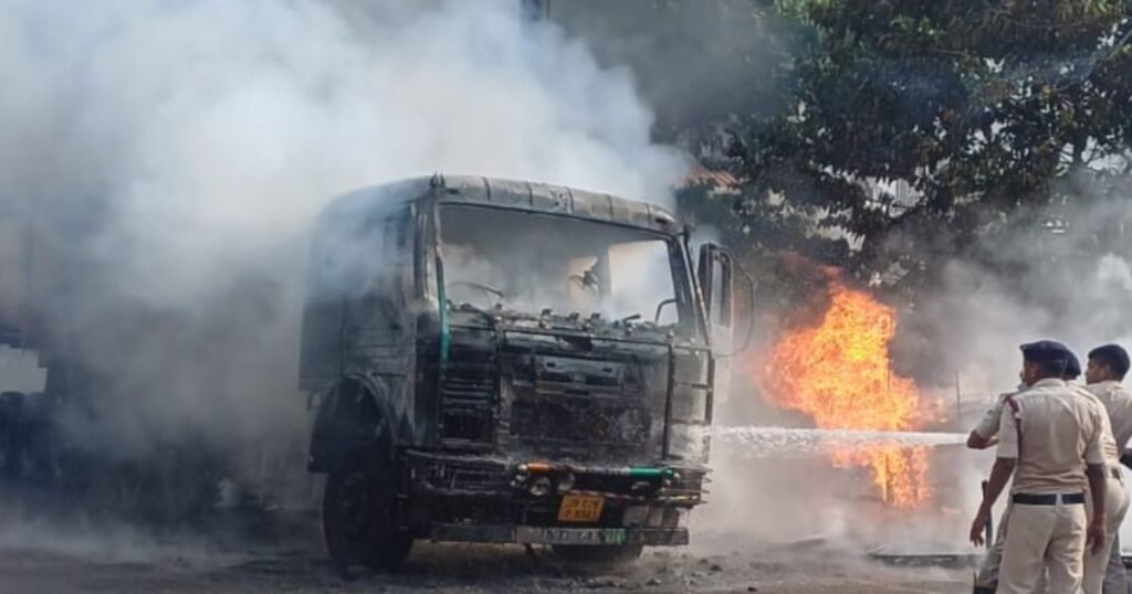 हाईवा की टक्कर से नगर निगम के जमादार की दर्दनाक मौत, गुस्साए लोगों ने हाईवा में लगाई आग, सड़क जाम 9 20250615 1901183959643876838665319 हाईवा की टक्कर से नगर निगम के जमादार की दर्दनाक मौत, गुस्साए लोगों ने हाईवा में लगाई आग, सड़क जाम