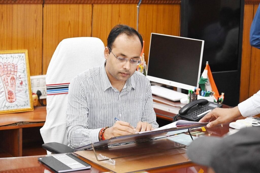 गया में नये जिलाधिकारी शशांक शुभंकर ने संभाला कार्यभार, बोले – गयाजी की सेवा करना गौरव की बात 8 fb img 17489390527546032054433431830209 गया में नये जिलाधिकारी शशांक शुभंकर ने संभाला कार्यभार, बोले – गयाजी की सेवा करना गौरव की बात