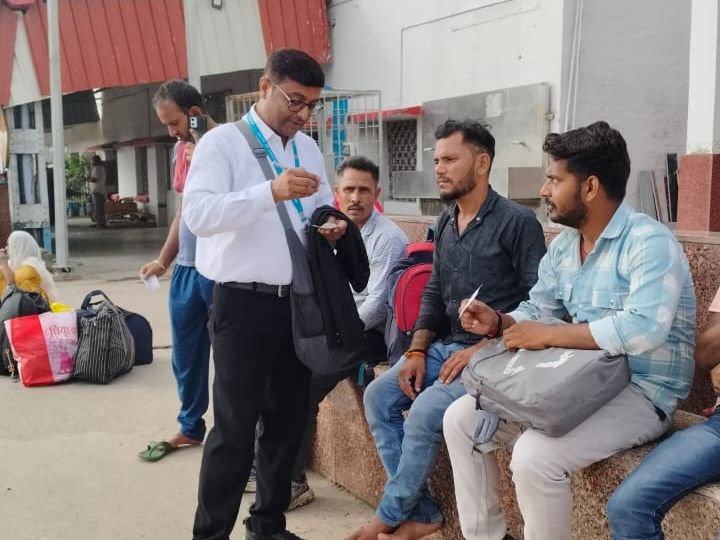 डीडीयू मंडल में सघन टिकट चेकिंग अभियान: 1695 यात्री पकड़े गए, 10.45 लाख रुपये का जुर्माना वसूला 9 image editor output image67260816 17510353720858009402194418234014 डीडीयू मंडल में सघन टिकट चेकिंग अभियान: 1695 यात्री पकड़े गए, 10.45 लाख रुपये का जुर्माना वसूला