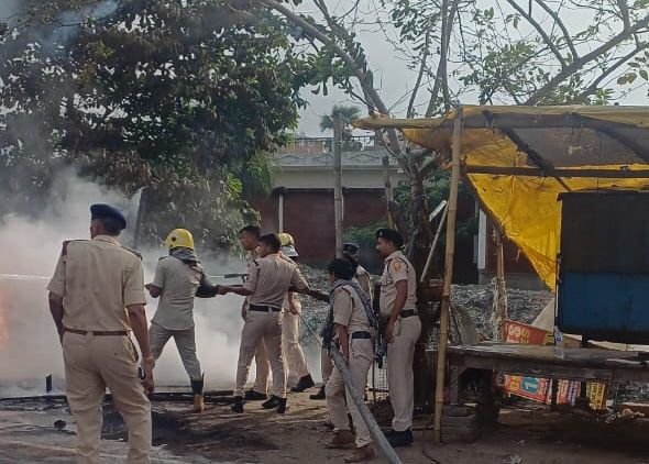 हाईवा की टक्कर से नगर निगम के जमादार की दर्दनाक मौत, गुस्साए लोगों ने हाईवा में लगाई आग, सड़क जाम 10 image editor output image74792755 17499944404595278116262007965770 हाईवा की टक्कर से नगर निगम के जमादार की दर्दनाक मौत, गुस्साए लोगों ने हाईवा में लगाई आग, सड़क जाम