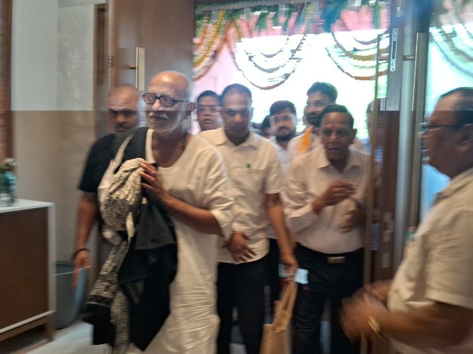 गया पहुंचे आध्यात्मिक संत मुरारी बापू, डालमिया परिवार के आमंत्रण पर हुआ विशेष प्रवास 9 img 20250601 wa00186004931018526211859 गया पहुंचे आध्यात्मिक संत मुरारी बापू, डालमिया परिवार के आमंत्रण पर हुआ विशेष प्रवास