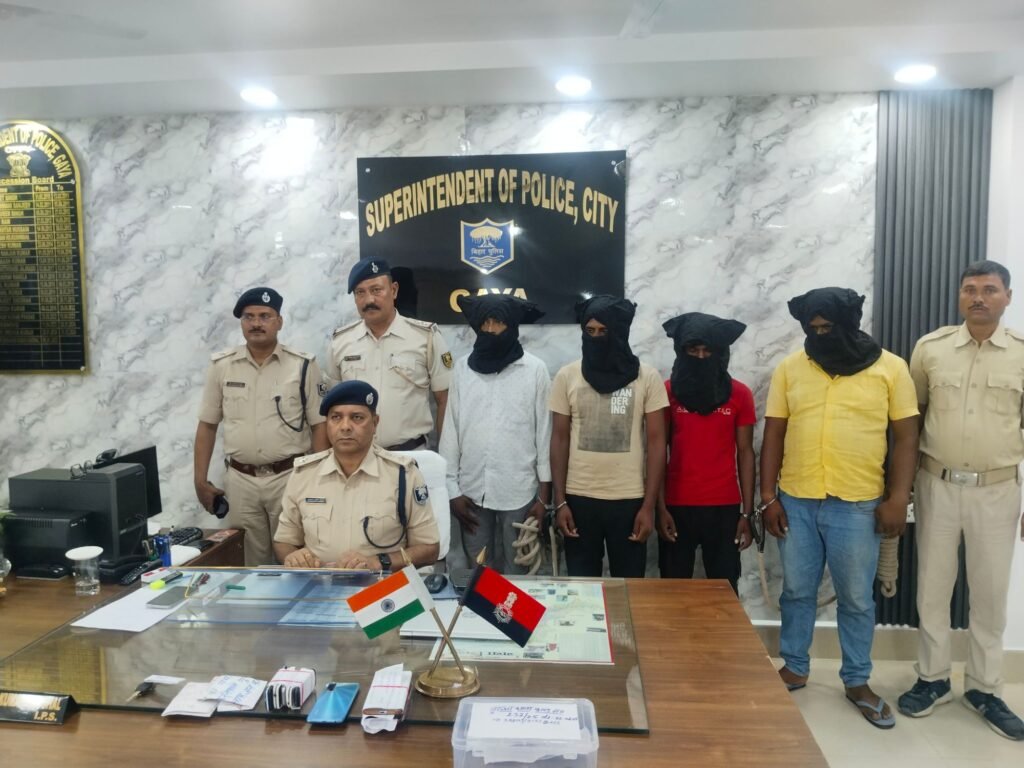 गया-औरंगाबाद में पुलिस की बड़ी कामयाबी, चार कुख्यात नक्सली गिरफ्तार – धमकी भरे पर्चे और मोबाइल बरामद