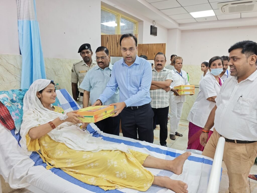 जच्चा-बच्चा के पोषण के लिए डीएम ने बांटी पौष्टिक किट, 14 प्रकार की सामग्री से सुसज्जित किट से मातृत्व को मिलेगा बल