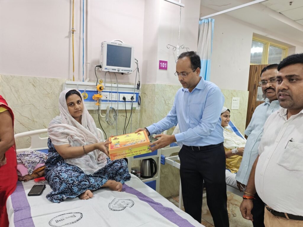 जच्चा-बच्चा के पोषण के लिए डीएम ने बांटी पौष्टिक किट, 14 प्रकार की सामग्री से सुसज्जित किट से मातृत्व को मिलेगा बल 9 img 20250609 wa00113259922916199147709 जच्चा-बच्चा के पोषण के लिए डीएम ने बांटी पौष्टिक किट, 14 प्रकार की सामग्री से सुसज्जित किट से मातृत्व को मिलेगा बल