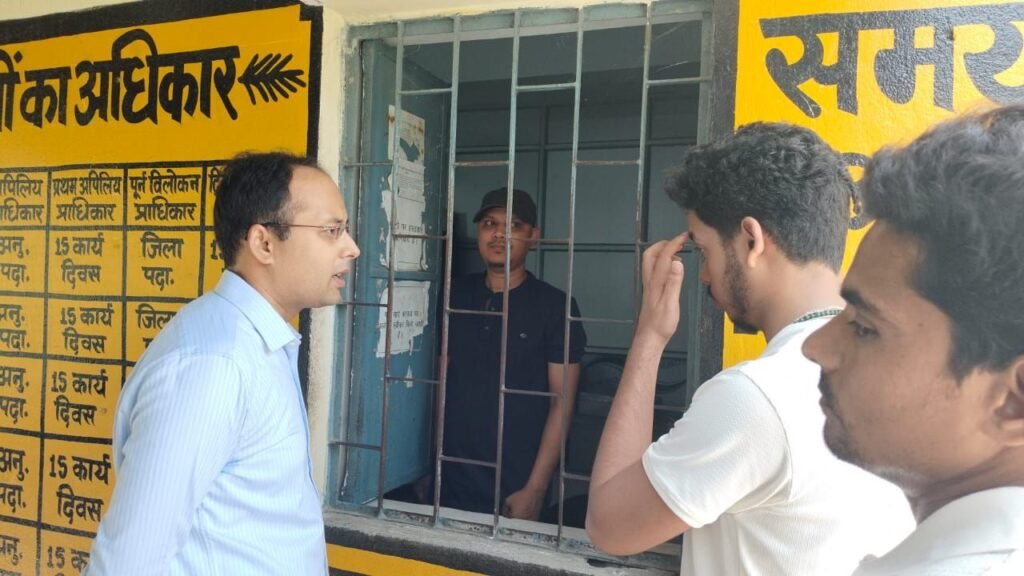 गया डीएम का औचक निरीक्षण: सदर प्रखंड कार्यालय में मिली भारी लापरवाही, कई कर्मी गैरहाजिर, वेतन पर लगी रोक 11 img 20250610 wa00202473499137062679162 गया डीएम का औचक निरीक्षण: सदर प्रखंड कार्यालय में मिली भारी लापरवाही, कई कर्मी गैरहाजिर, वेतन पर लगी रोक