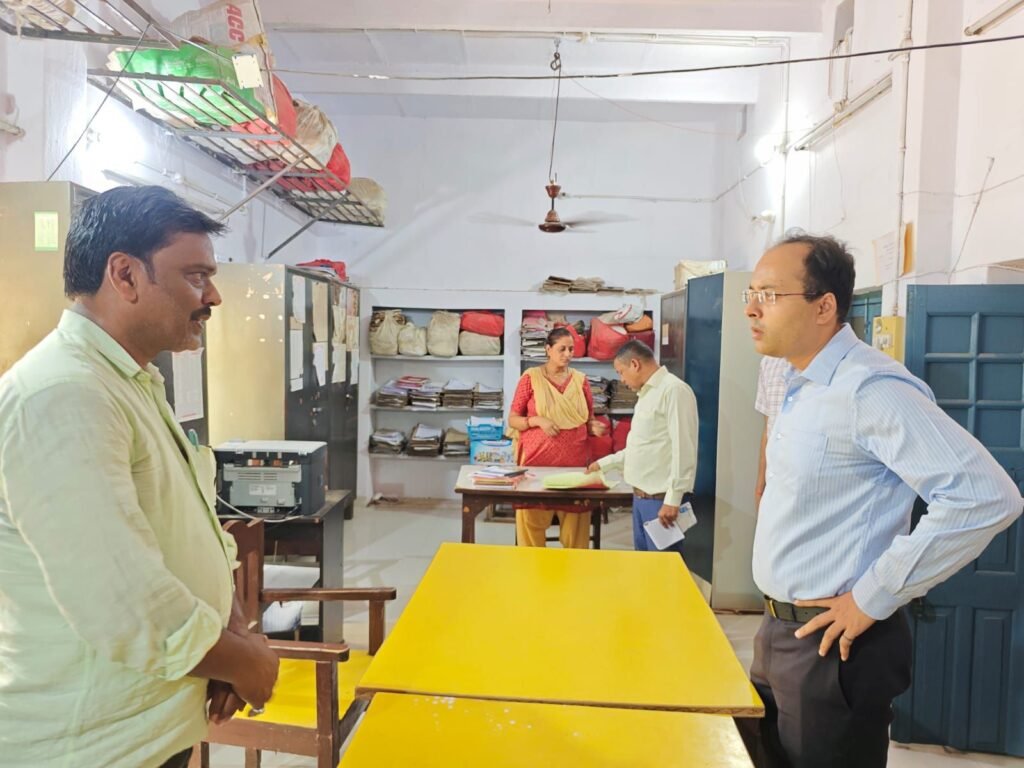 गया डीएम का औचक निरीक्षण: सदर प्रखंड कार्यालय में मिली भारी लापरवाही, कई कर्मी गैरहाजिर, वेतन पर लगी रोक 10 img 20250610 wa00274115320661050022776 गया डीएम का औचक निरीक्षण: सदर प्रखंड कार्यालय में मिली भारी लापरवाही, कई कर्मी गैरहाजिर, वेतन पर लगी रोक