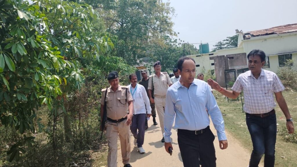 गया डीएम का औचक निरीक्षण: सदर प्रखंड कार्यालय में मिली भारी लापरवाही, कई कर्मी गैरहाजिर, वेतन पर लगी रोक 9 img 20250610 wa00304711938205784829035 गया डीएम का औचक निरीक्षण: सदर प्रखंड कार्यालय में मिली भारी लापरवाही, कई कर्मी गैरहाजिर, वेतन पर लगी रोक