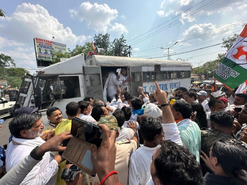 गया में कांग्रेस का प्रदर्शन: “नौकरी दो या सत्ता छोड़ो” के नारे के साथ जोरदार आंदोलन 9 img 20250612 wa00181648926478385558563 गया में कांग्रेस का प्रदर्शन: “नौकरी दो या सत्ता छोड़ो” के नारे के साथ जोरदार आंदोलन