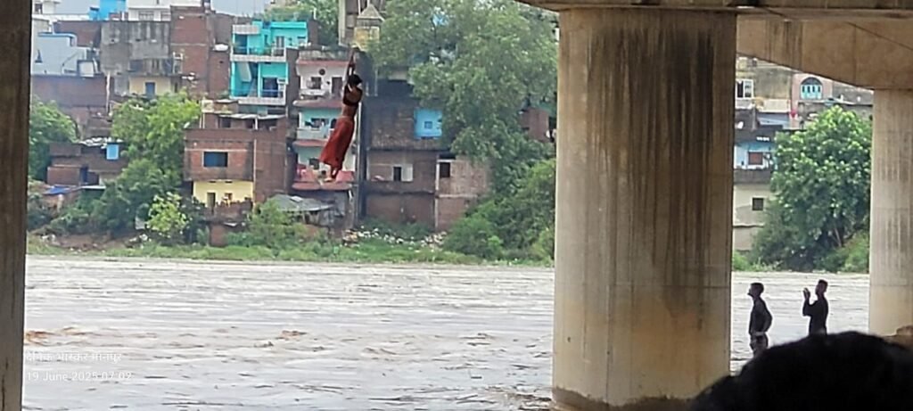 गया में फल्गु नदी में अचानक आई बाढ़ से मचा हड़कंप, 20 लोगों को बचाया गया; डेढ़ साल का बच्चा और पिता लापता 9 img 20250619 wa00097026474532419748609 गया में फल्गु नदी में अचानक आई बाढ़ से मचा हड़कंप, 20 लोगों को बचाया गया; डेढ़ साल का बच्चा और पिता लापता