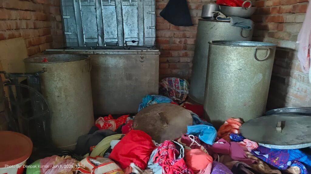 चार महीनों से बीमार बेटे के इलाज में भटक रही थी मां, इधर बंद घर को चोरों ने बनाया निशाना, लाखों की संपत्ति ले उड़े 9 img 20250601 1016314342380400302668925 चार महीनों से बीमार बेटे के इलाज में भटक रही थी मां, इधर बंद घर को चोरों ने बनाया निशाना, लाखों की संपत्ति ले उड़े