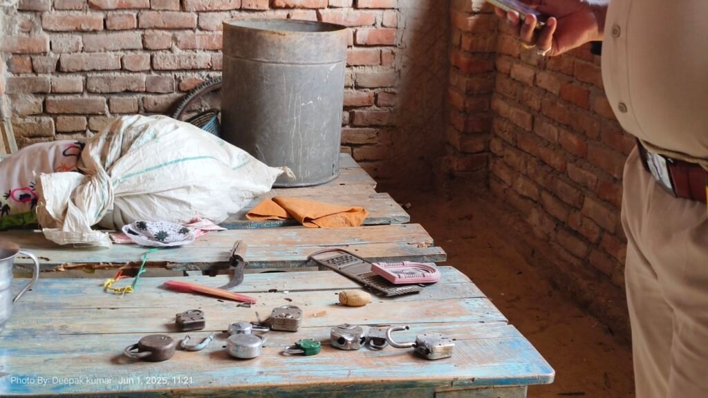 चार महीनों से बीमार बेटे के इलाज में भटक रही थी मां, इधर बंद घर को चोरों ने बनाया निशाना, लाखों की संपत्ति ले उड़े 10 img 20250601 1121061327389929615625698 चार महीनों से बीमार बेटे के इलाज में भटक रही थी मां, इधर बंद घर को चोरों ने बनाया निशाना, लाखों की संपत्ति ले उड़े