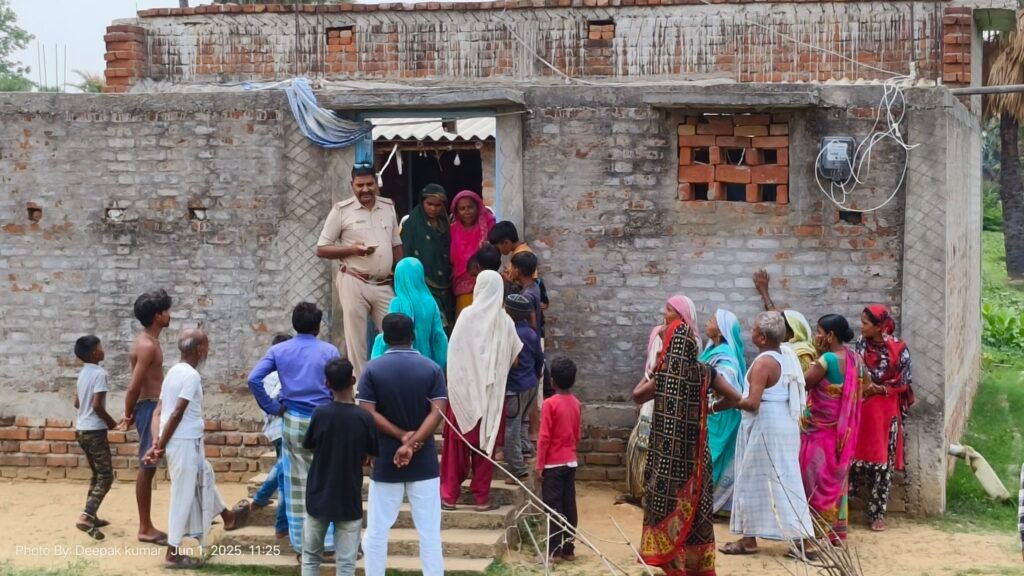 चार महीनों से बीमार बेटे के इलाज में भटक रही थी मां, इधर बंद घर को चोरों ने बनाया निशाना, लाखों की संपत्ति ले उड़े 11 img 20250601 1125438886869895205689321 चार महीनों से बीमार बेटे के इलाज में भटक रही थी मां, इधर बंद घर को चोरों ने बनाया निशाना, लाखों की संपत्ति ले उड़े