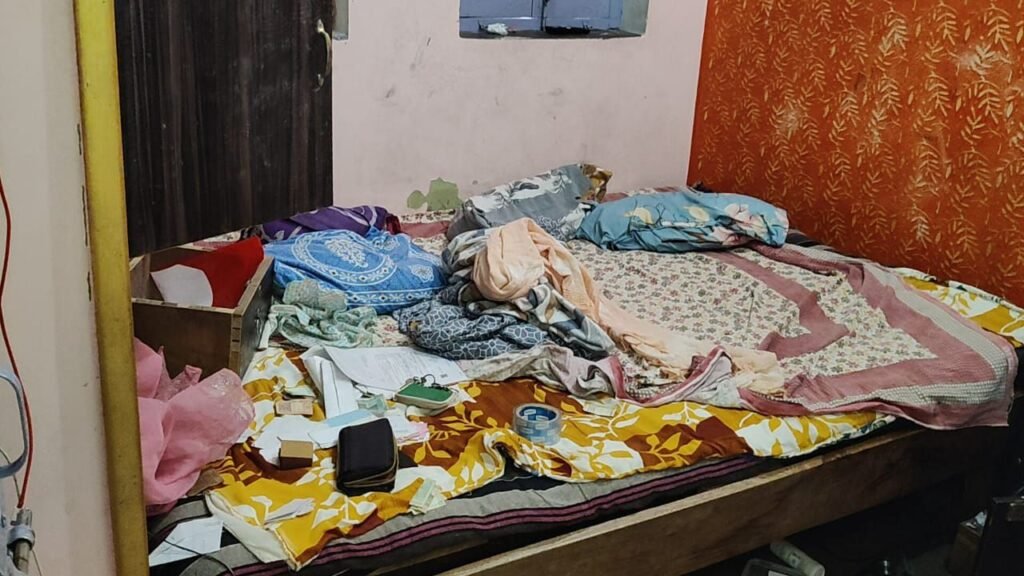 बेलागंज में हथियारबंद नकाबपोशों ने दंपति को बंधक बनाकर उड़ाए 12 लाख के जेवरात व नकदी 9 img 20250708 wa00649087441090708967356 बेलागंज में हथियारबंद नकाबपोशों ने दंपति को बंधक बनाकर उड़ाए 12 लाख के जेवरात व नकदी