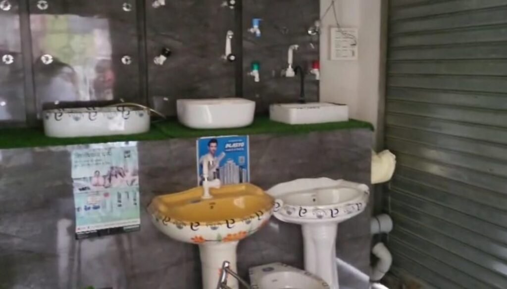 चाकंद के बारा गांव में इलेक्ट्रॉनिक दुकान में लाखों की चोरी, जनवरी में भी हो चुकी है वारदात 9 img 20250731 wa00367826462551401173609 चाकंद के बारा गांव में इलेक्ट्रॉनिक दुकान में लाखों की चोरी, जनवरी में भी हो चुकी है वारदात
