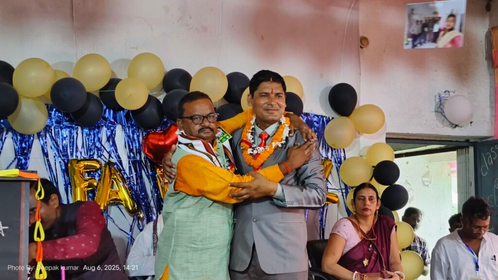 12 साल की सेवा के बाद उच्च विद्यालय गजाधरपुर से विदा हुए प्रधानाध्यापक राकेश कुमार, विदाई समारोह में छलक उठीं भावनाएं