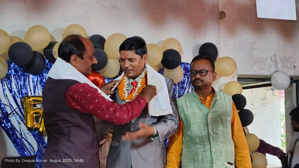 12 साल की सेवा के बाद उच्च विद्यालय गजाधरपुर से विदा हुए प्रधानाध्यापक राकेश कुमार, विदाई समारोह में छलक उठीं भावनाएं 10 img 20250806 1444551271481162475697784 12 साल की सेवा के बाद उच्च विद्यालय गजाधरपुर से विदा हुए प्रधानाध्यापक राकेश कुमार, विदाई समारोह में छलक उठीं भावनाएं