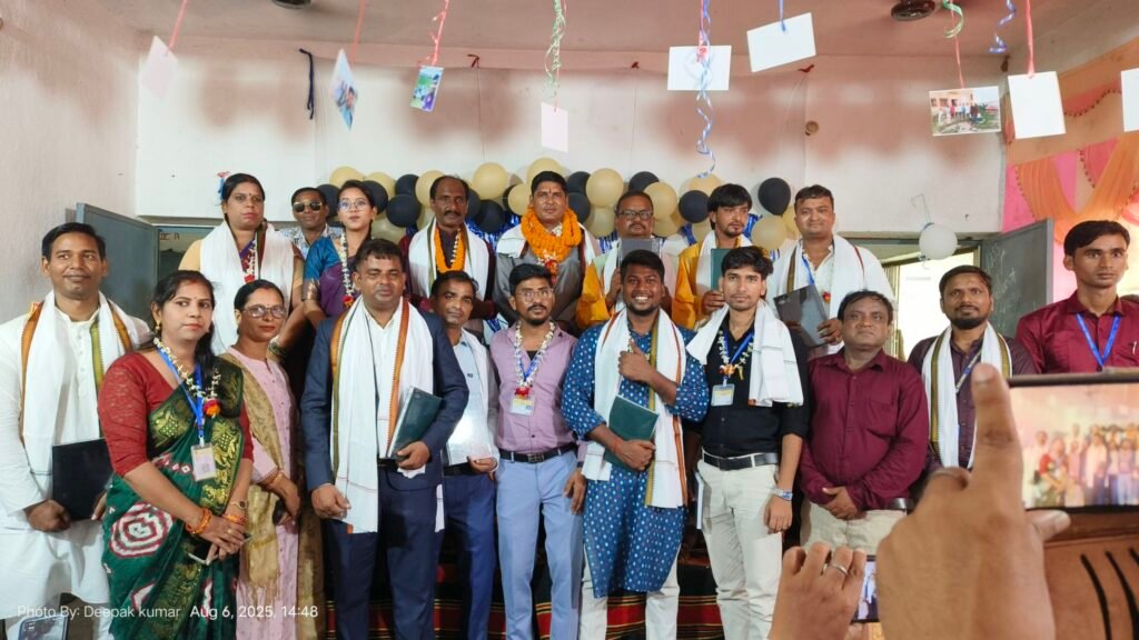 12 साल की सेवा के बाद उच्च विद्यालय गजाधरपुर से विदा हुए प्रधानाध्यापक राकेश कुमार, विदाई समारोह में छलक उठीं भावनाएं 9 img 20250806 1448248940319376583895529 12 साल की सेवा के बाद उच्च विद्यालय गजाधरपुर से विदा हुए प्रधानाध्यापक राकेश कुमार, विदाई समारोह में छलक उठीं भावनाएं